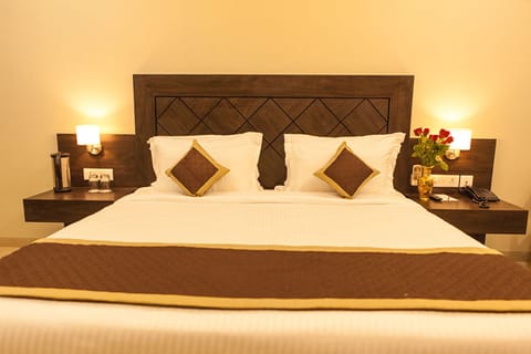 Deluxe Room, 1 Double Bed, Smoking, City View | 1 bedroom, in-room safe, desk, soundproofing