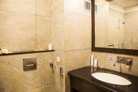 Deluxe Room, 1 Double Bed, Smoking, City View | Bathroom | Shower, free toiletries, hair dryer, towels