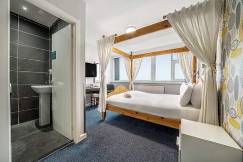 Suite | Iron/ironing board, free WiFi, bed sheets