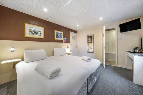 Standard Twin Room | Iron/ironing board, free WiFi, bed sheets