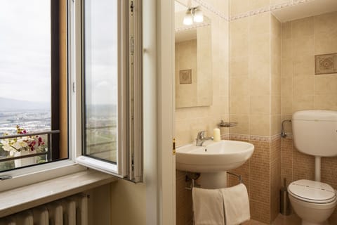 Superior Double Room, Valley View | Bathroom | Shower, free toiletries, hair dryer, bidet