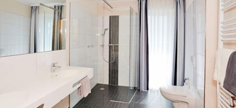 Premium Double Room (Alpin) | Bathroom | Shower, towels