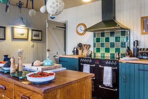 fully equiped cooks kitchen with grill,  fan and conventional oven range cooker