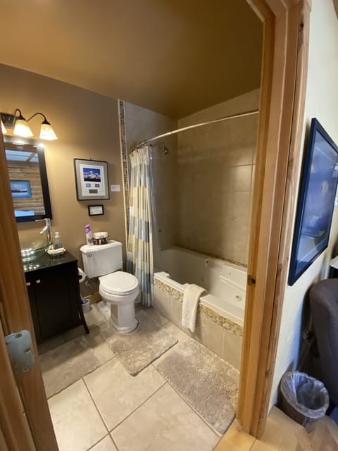 Traditional Quadruple Room, Multiple Beds, Jetted Tub | Bathroom | Rainfall showerhead, towels