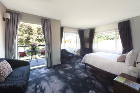 Deluxe Room, 1 Queen Bed with Sofa bed, Non Smoking, Partial Ocean View (Mount Gardner) | Hypo-allergenic bedding, down comforters, pillowtop beds, in-room safe