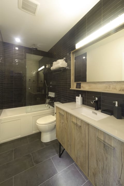 Deluxe Room, 1 Queen Bed with Sofa bed, Non Smoking, Partial Ocean View (Mount Gardner) | Bathroom | Designer toiletries, hair dryer, towels