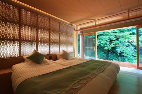 SHIYO Luxury suite (Shiyu) | Minibar, in-room safe, individually decorated, individually furnished