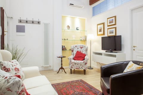 The living-room-a detail.
Wooden beams.