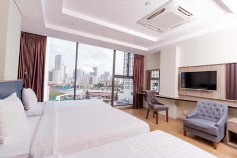 Family Suite, City View | Minibar, in-room safe, desk, blackout drapes
