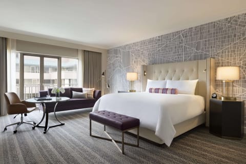 Fairmont Gold Signature Room, 1 King Bed, Non Smoking, Executive Level | Premium bedding, in-room safe, iron/ironing board