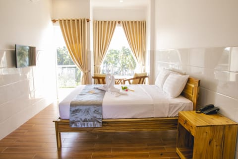 Deluxe Room, 1 Queen Bed, Balcony, Sea View | 1 bedroom, Select Comfort beds, minibar, individually furnished