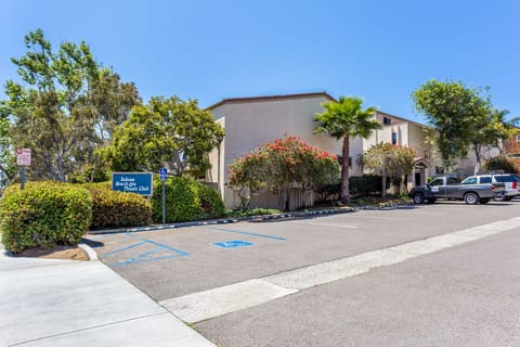 Public parking conveniently next to unit. Open parking from 8am-10pm.