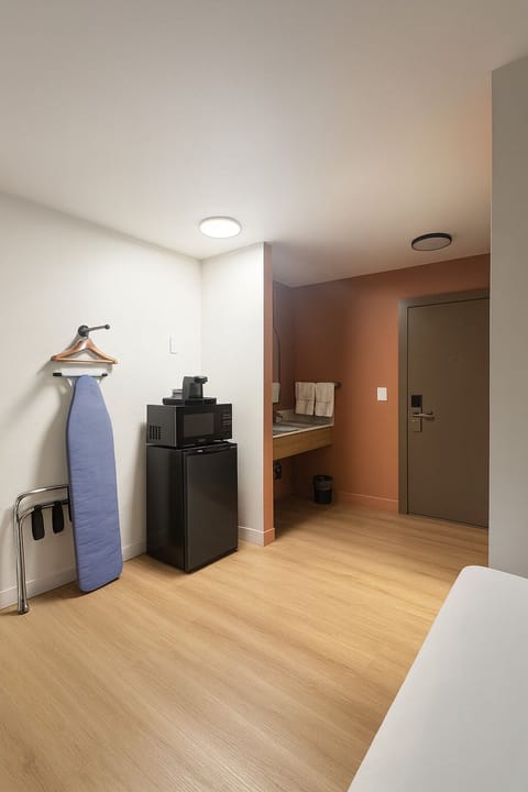 Deluxe Room, 1 King Bed | Desk, blackout drapes, iron/ironing board, free WiFi