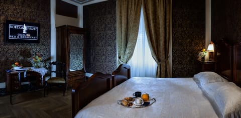 Romantic Suite | In-room dining
