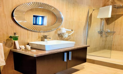 Executive Suite | Bathroom | Deep soaking tub, rainfall showerhead, designer toiletries, bathrobes
