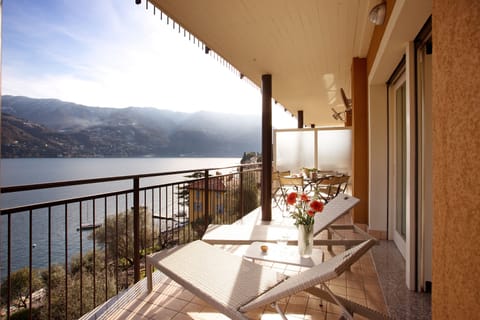 Laglio Ribolla Azzuro Stylish Modern Apartment boasts panoramic 180 lake views