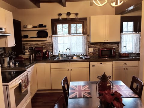 A full kitchen that will please any cook!