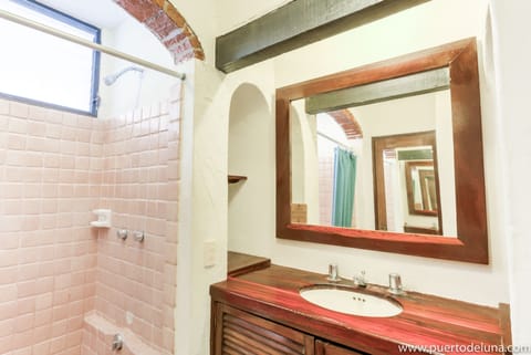 Standard Room | Bathroom | Shower, rainfall showerhead, free toiletries, towels