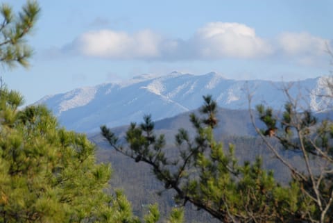 Pigeon Forge Pet Friendly Cabin "Rainbows End" - Mountain views