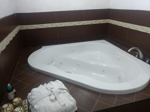 Shower, rainfall showerhead, free toiletries, hair dryer