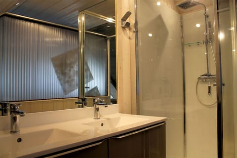 Carre Blanc | Bathroom | Shower, free toiletries, hair dryer, towels