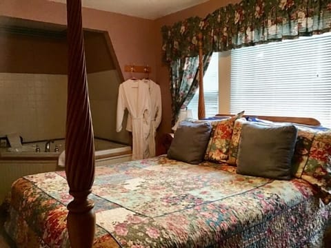 Romantic Suite, Hot Tub (The Jacuzzi Room #11) | Free WiFi