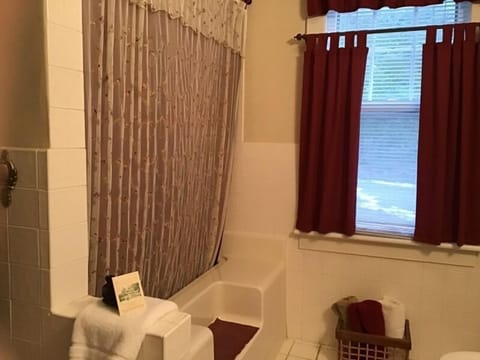 Premium Double Room, Ensuite (Northwoods Room #10) | Bathroom