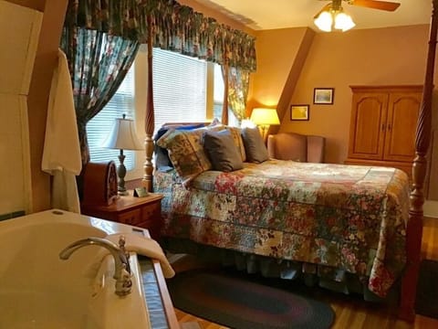 Romantic Suite, Hot Tub (The Jacuzzi Room #11) | Free WiFi