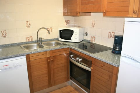 Apartment, 1 Bedroom, Terrace, Beach View (DU 1H 303) | Private kitchen | Full-size fridge, microwave, oven, stovetop