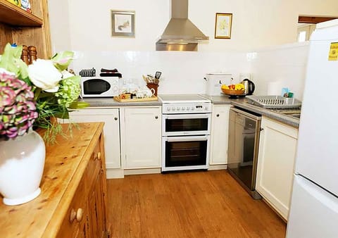 LACKFORD LAKES BARNS: LARK LODGE | Private kitchen | Fridge, microwave, oven, stovetop