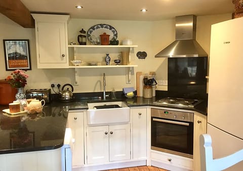 LACKFORD LAKES BARNS: THE CART LODGE | Private kitchen | Fridge, microwave, oven, stovetop