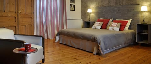 Double Room (Romanèche) | Individually decorated, individually furnished, desk, laptop workspace