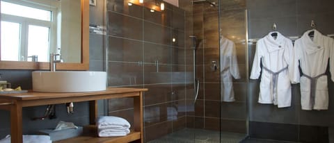 Deluxe Double Room (Ca' d'Oro) | Bathroom | Shower, hair dryer, bathrobes, towels