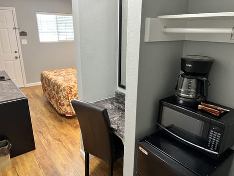 Room, 1 Queen Bed | Individually decorated, individually furnished, desk