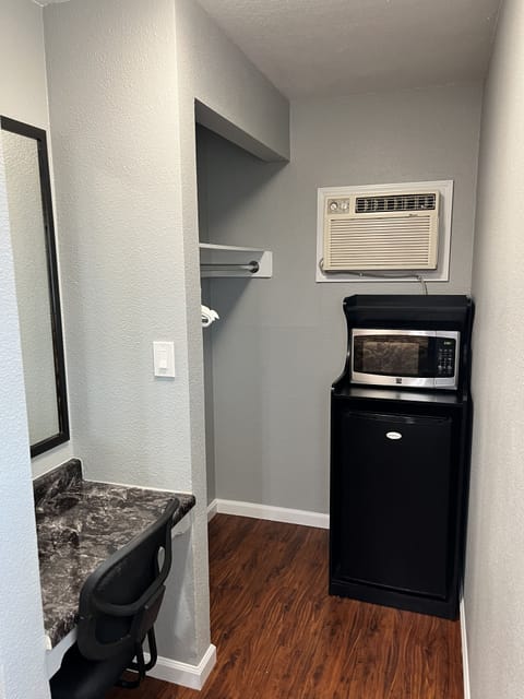 Room, 1 Queen Bed | Individually decorated, individually furnished, desk