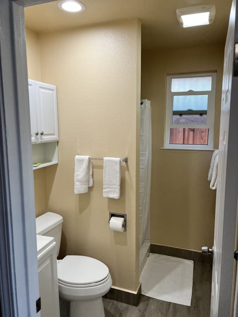 Room, 1 Queen Bed | Bathroom | Shower, free toiletries, hair dryer, towels