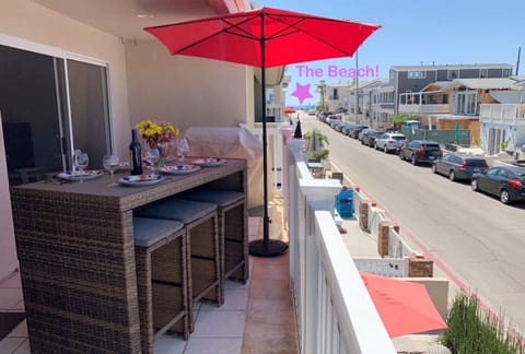 One minute to Beach! Office with a view! 500Mb/s WiFi throughout house and balcony!