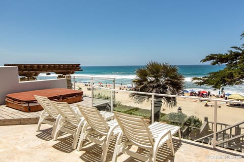 Lower deck with jacuzzi