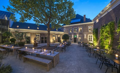 Lunch and dinner served