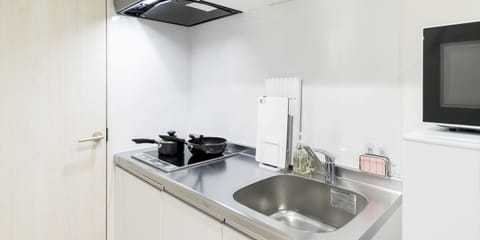 Standard Room | Private kitchen | Full-size fridge, microwave, stovetop, electric kettle