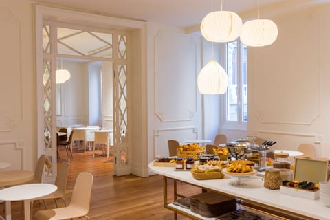 Daily buffet breakfast (EUR 7.9 per person)