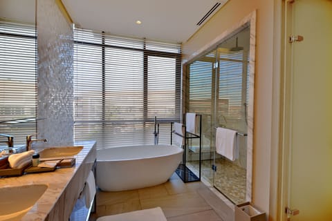 Junior Suite | Bathroom | Separate tub and shower, slippers, towels