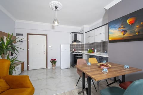 Deluxe Apartment | Private kitchenette | Fridge, oven, stovetop, coffee/tea maker