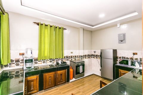 Comfort Apartment, 1 Bedroom, Non Smoking, Courtyard View | Private kitchen | Fridge, microwave, oven, stovetop