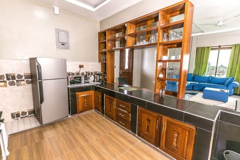 Premier Apartment, 2 Bedrooms, Non Smoking, Courtyard View | Private kitchen | Fridge, microwave, oven, stovetop