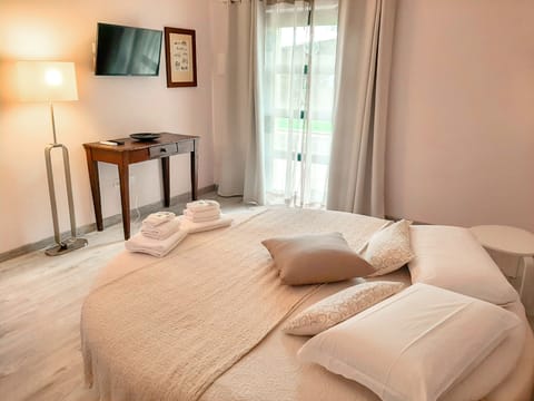 Royal Room | Blackout drapes, iron/ironing board, free WiFi, bed sheets