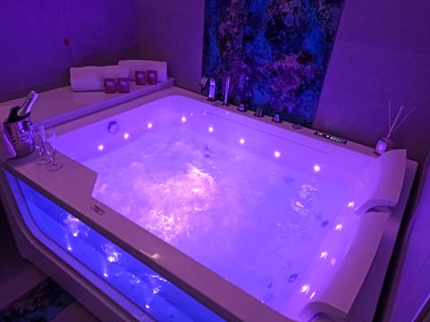 Luxury Room | Bathroom | Free toiletries, hair dryer, towels, soap