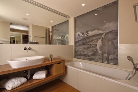 Junior Suite, Bathtub (Comfort) | Bathroom | Free toiletries, hair dryer, bathrobes, towels