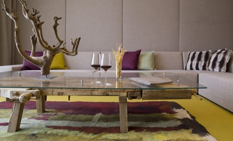 Hypo-allergenic bedding, minibar, in-room safe, desk