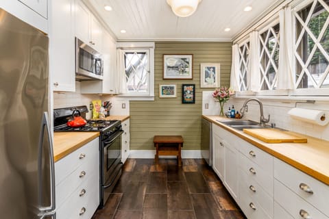 Complimentary snacks are provided and the gas range and microwave are a plus.